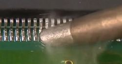 smd soldering،گذاشتن و حرکت دادن ابزار داغ لحیم کاری روی پایه های آی سی